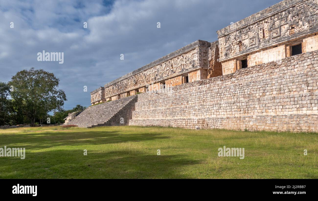 Die maya-Ruinen des Gouverneurspalasts, archäologische Stätte von Uxmal, Yucatan, Mexiko. Das beste Beispiel der alten amerikanischen Architektur. Stockfoto