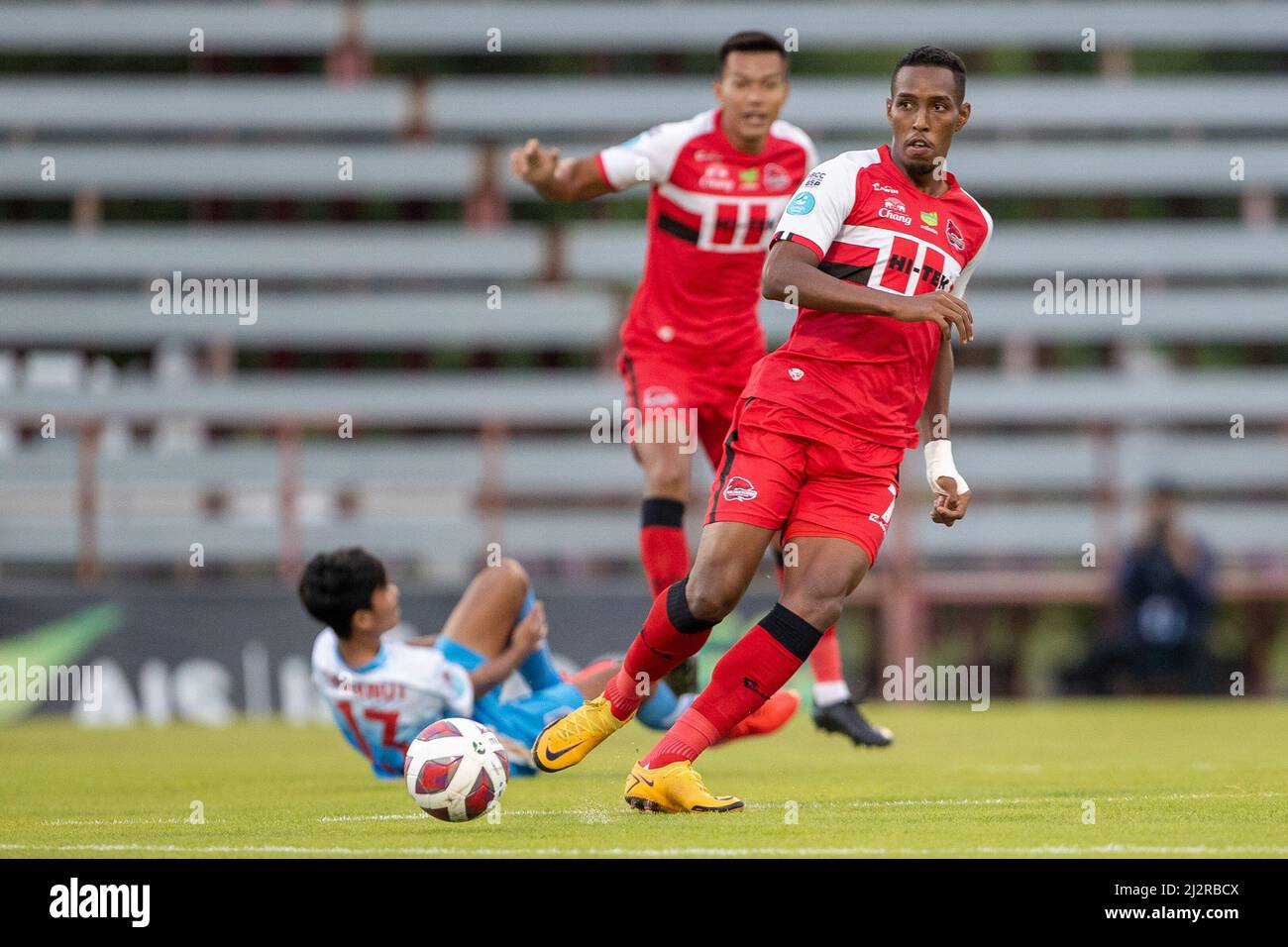 CHACHOENGSAO, THAILAND - 3. APRIL: Caio da Conceicao Silva vom Chachoengsao Hi-Tek FC während des Spiels der Thai League 3 Championship Round zwischen Chachoengsao Hi-Tek FC und Esan Pattaya am 3. April 2022 im Chachoensao Stadium in Chachoengsao, Thailand (Foto von /Orange Picches) Stockfoto