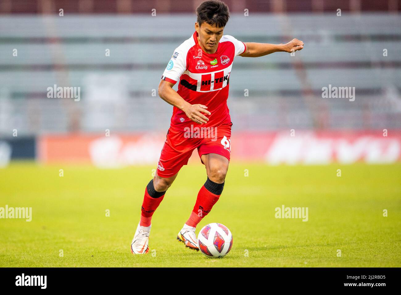 CHACHOENGSAO, THAILAND - 3. APRIL: Patiwat des Chachoengsao Hi-Tek FC während des Spiels der Thai League 3 Championship Round zwischen Chachoengsao Hi-Tek FC und Esan Pattaya am 3. April 2022 im Chachoensao Stadium in Chachoengsao, Thailand (Foto von /Orange Picches) Stockfoto