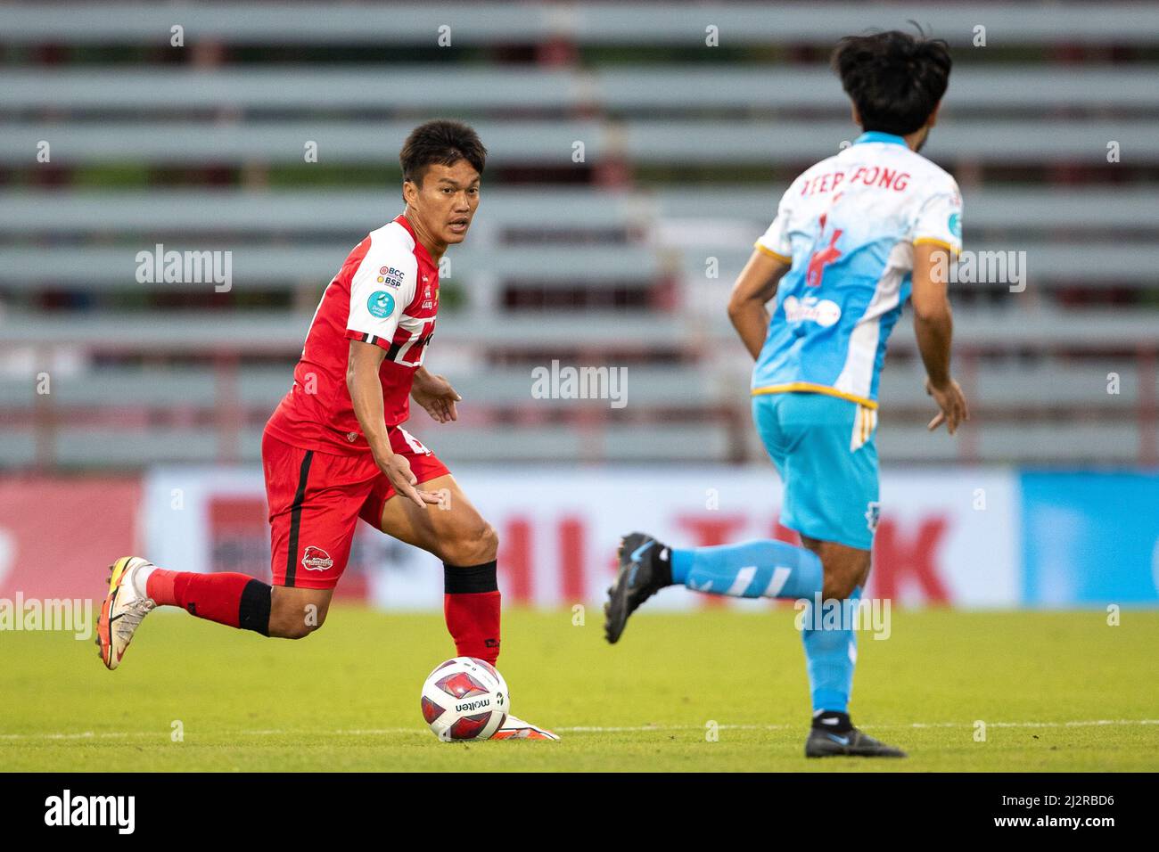 CHACHOENGSAO, THAILAND - 3. APRIL: Patiwat vom Chachoengsao Hi-Tek FC und Teerapong Deehamhae vom ESAN Pattaya FC während des Thai League 3 Championship Round Spiels zwischen Chachoengsao Hi-Tek FC und Esan Pattaya im Chachoensao Stadion am 3. April 2022 in Chachoengsao, Thailand (Foto von /Orange Picturs) Stockfoto