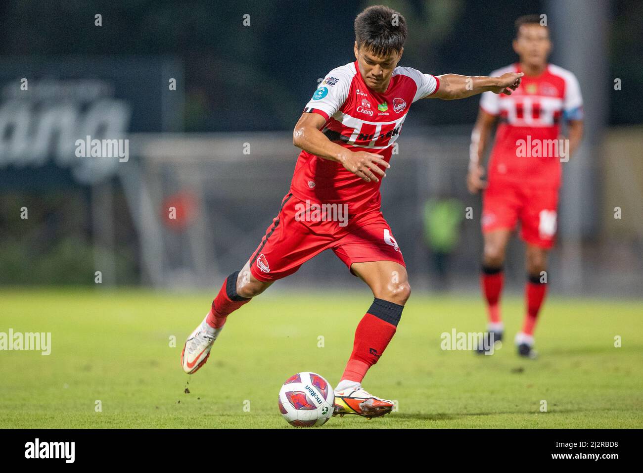 CHACHOENGSAO, THAILAND - 3. APRIL: Patiwat des Chachoengsao Hi-Tek FC während des Spiels der Thai League 3 Championship Round zwischen Chachoengsao Hi-Tek FC und Esan Pattaya am 3. April 2022 im Chachoensao Stadium in Chachoengsao, Thailand (Foto von /Orange Picches) Stockfoto