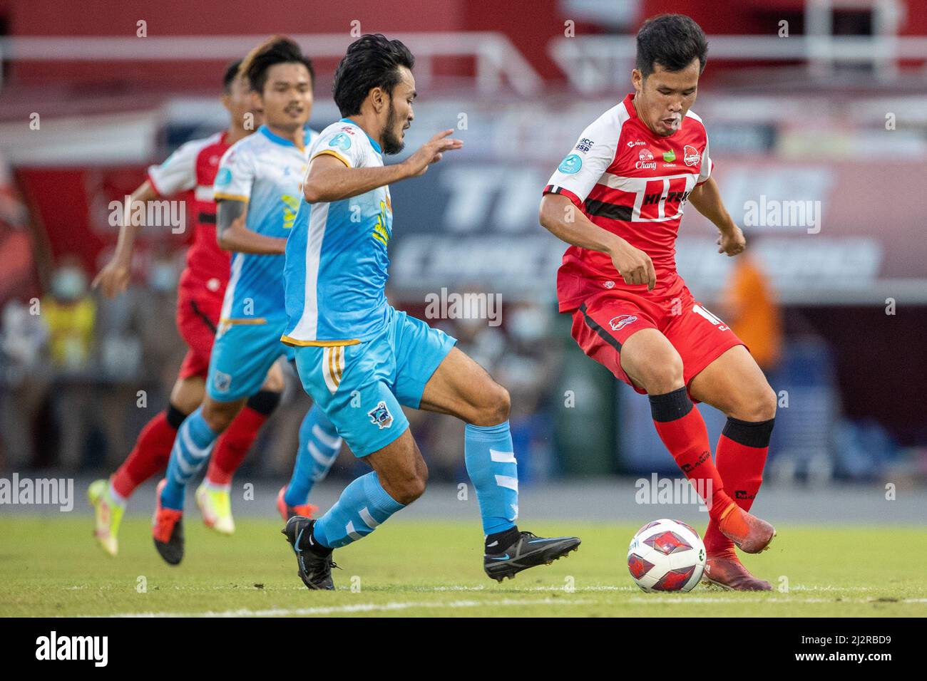 CHACHOENGSAO, THAILAND - 3. APRIL: Nattaphon Phawandee vom Chachoengsao Hi-Tek FC und Teerapong Deehamhae vom ESAN Pattaya FC während des Spiels der Thai League 3 Championship Round zwischen Chachoengsao Hi-Tek FC und Esan Pattaya im Chachoensao Stadium am 3. April 2022 in Chachoengsao, Thailand (Foto von /Orange Picturs) Stockfoto
