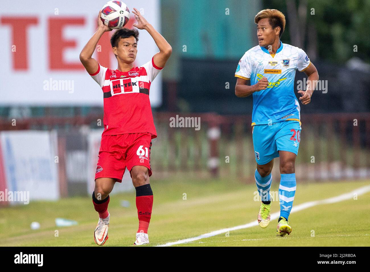 CHACHOENGSAO, THAILAND - 3. APRIL: Patiwat des Chachoengsao Hi-Tek FC und Nagendra Phasomsri des ESAN Pattaya FC während des Spiels der Thai League 3 Championship Round zwischen Chachoengsao Hi-Tek FC und Esan Pattaya im Chachoensao Stadium am 3. April 2022 in Chachoengsao, Thailand (Foto von /Orange Picches) Stockfoto