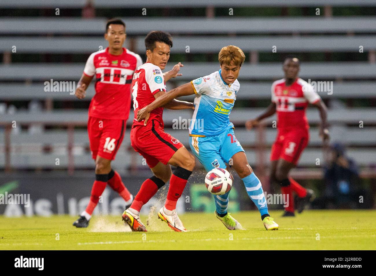 CHACHOENGSAO, THAILAND - 3. APRIL: Nagendra Phasomsri des ESAN Pattaya FC Patiwat des Chachoengsao Hi-Tek FC während des Spiels der Thai League 3 Championship Round zwischen Chachoengsao Hi-Tek FC und Esan Pattaya am 3. April 2022 im Chachoensao Stadion in Chachoengsao, Thailand (Foto von /Orange Picches) Stockfoto