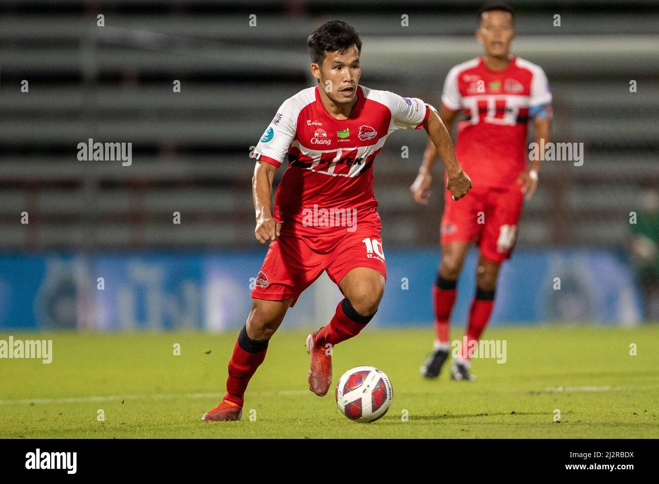 CHACHOENGSAO, THAILAND - 3. APRIL: Nattaphon Phawandee vom Chachoengsao Hi-Tek FC während des Spiels der Thai League 3 Championship Round zwischen Chachoengsao Hi-Tek FC und Esan Pattaya im Chachoensao Stadium am 3. April 2022 in Chachoengsao, Thailand (Foto von /Orange Picches) Stockfoto
