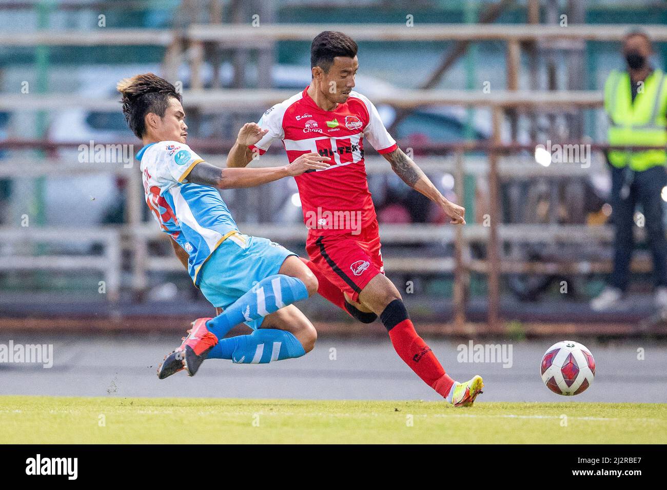CHACHOENGSAO, THAILAND - 3. APRIL: Sarawut Choenchai vom Chachoengsao Hi-Tek FC während des Thai League 3 Championship Rpund Spiels zwischen Chachoengsao Hi-Tek FC und Esan Pattaya am 3. April 2022 im Chachoensao Stadion in Chachoengsao, Thailand (Foto von /Orange Picts) Stockfoto