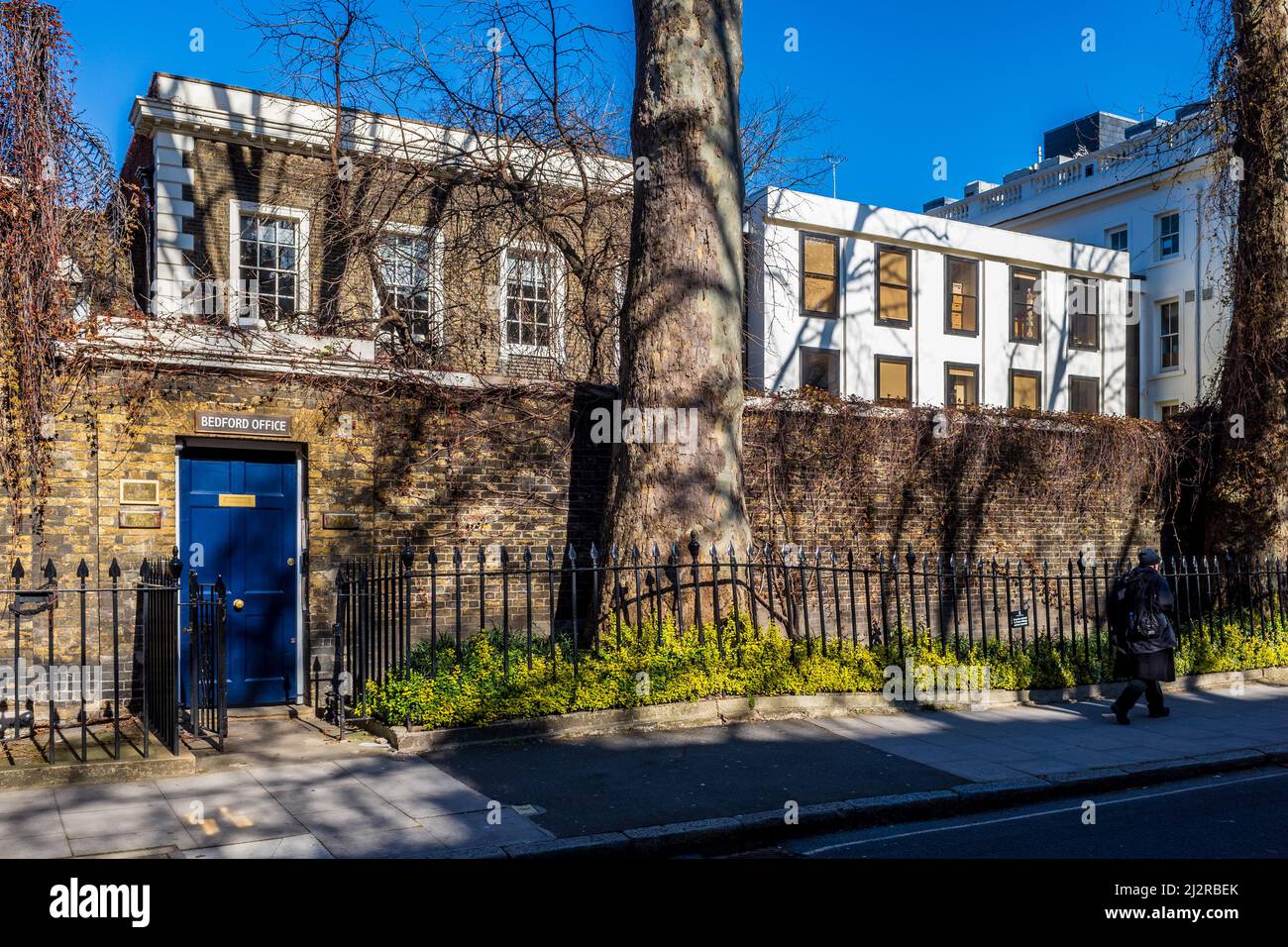 Das Bedford Estate London - der Eingang zum Bedford Estates Office. Das Unternehmen ist der größte private Grundstückseigentümer in Bloomsbury, Central London. Stockfoto