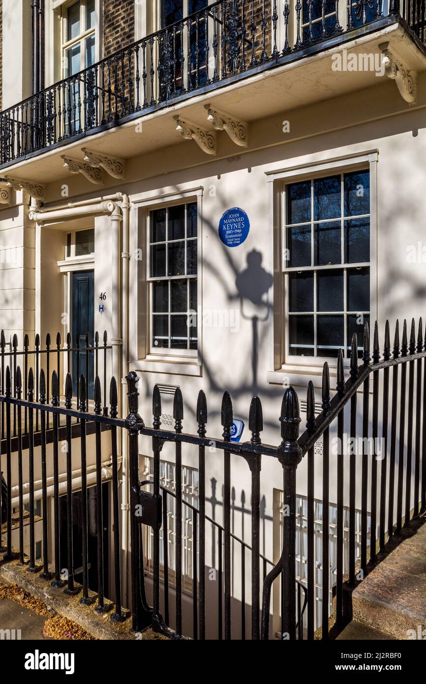 John Maynard Keynes House London - Blaue Plakette auf seinem Haus am Gordon Square 46, Bloomsbury, London. Der bekannte Ökonom lebte hier 1916-1946. Stockfoto