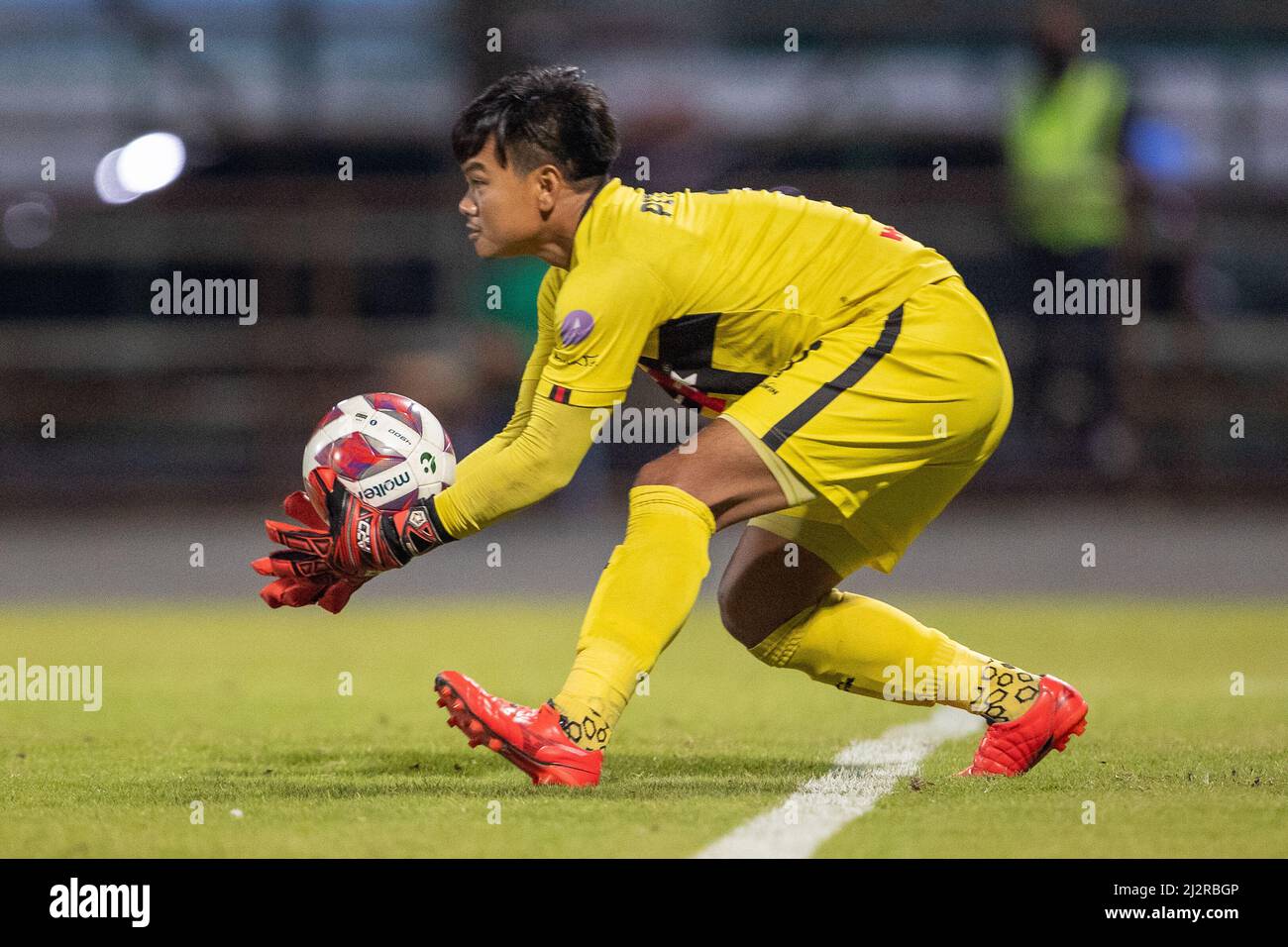 CHACHOENGSAO, THAILAND - 3. APRIL: Pitsanu Promsab des Chachoengsao Hi-Tek FC während des Spiels der Thai League 3 Championship Round zwischen Chachoengsao Hi-Tek FC und Esan Pattaya am 3. April 2022 im Chachoensao Stadium in Chachoengsao, Thailand (Foto von /Orange Picches) Stockfoto