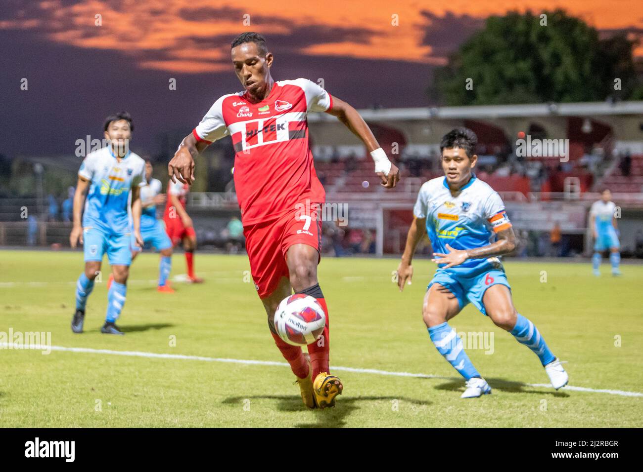 CHACHOENGSAO, THAILAND - 3. APRIL: Caio da Conceicao Silva vom Chachoengsao Hi-Tek FC während des Spiels der Thai League 3 Championship Round zwischen Chachoengsao Hi-Tek FC und Esan Pattaya am 3. April 2022 im Chachoensao Stadium in Chachoengsao, Thailand (Foto von /Orange Picches) Stockfoto