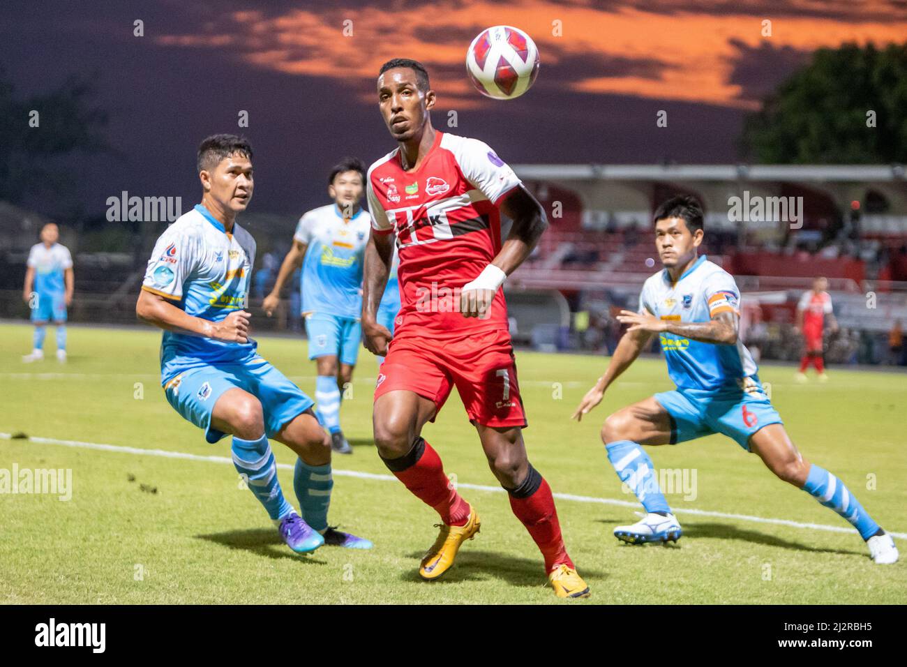 CHACHOENGSAO, THAILAND - 3. APRIL: Caio da Conceicao Silva vom Chachoengsao Hi-Tek FC während des Spiels der Thai League 3 Championship Round zwischen Chachoengsao Hi-Tek FC und Esan Pattaya am 3. April 2022 im Chachoensao Stadium in Chachoengsao, Thailand (Foto von /Orange Picches) Stockfoto
