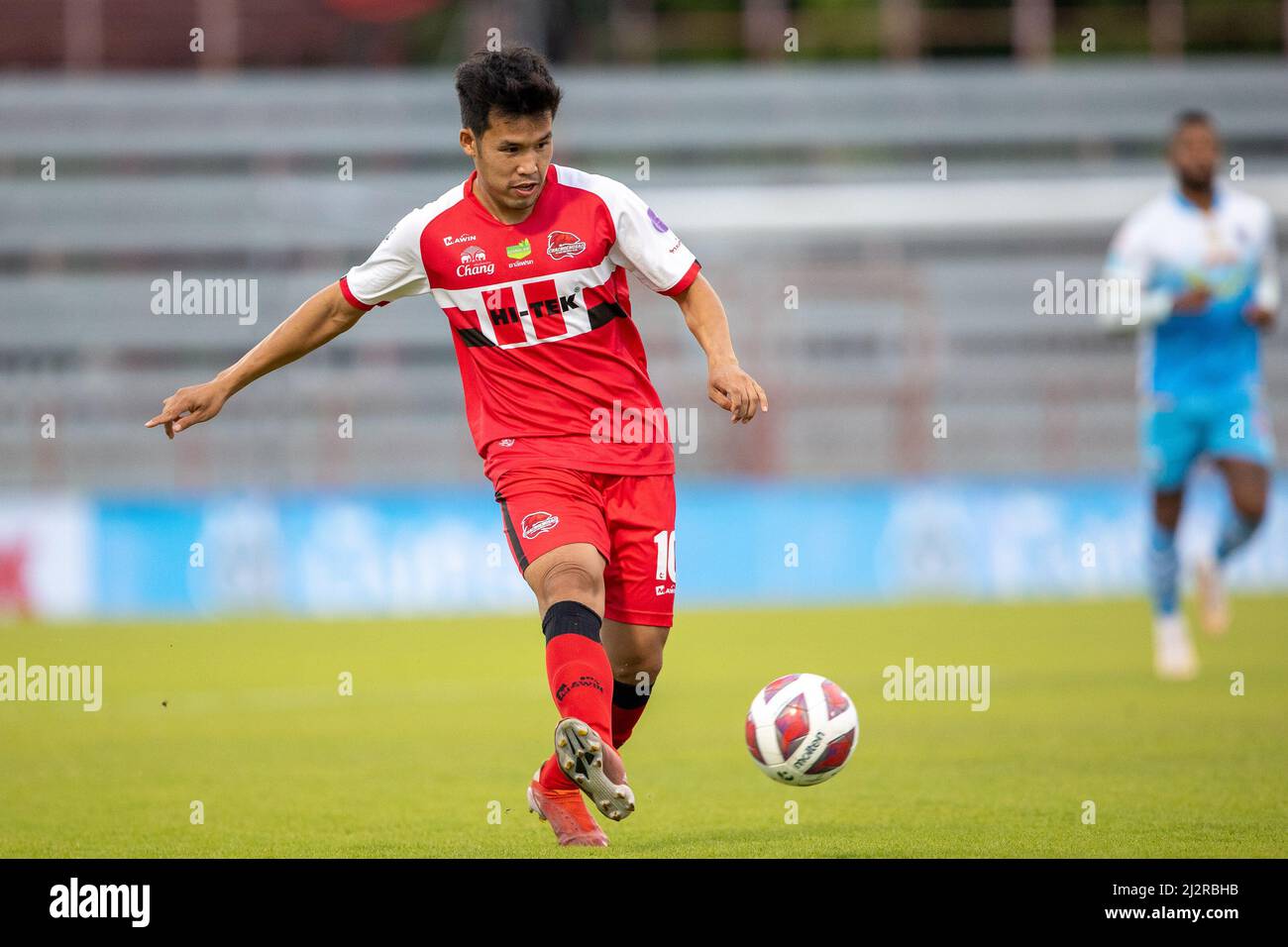 CHACHOENGSAO, THAILAND - 3. APRIL: Patiwat des Chachoengsao Hi-Tek FC während des Spiels der Thai League 3 Championship Round zwischen Chachoengsao Hi-Tek FC und Esan Pattaya am 3. April 2022 im Chachoensao Stadium in Chachoengsao, Thailand (Foto von /Orange Picches) Stockfoto