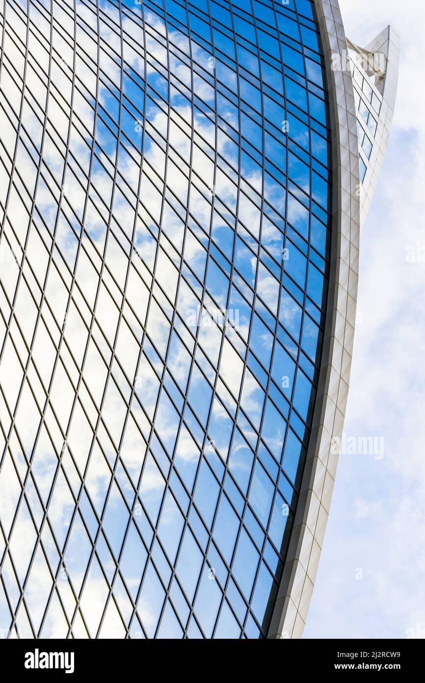 Spiegelung des Himmels und Wolken in Glas Spirale, Welle mit Biegefassade Fenster der Finanz-Wolkenkratzer Stockfoto