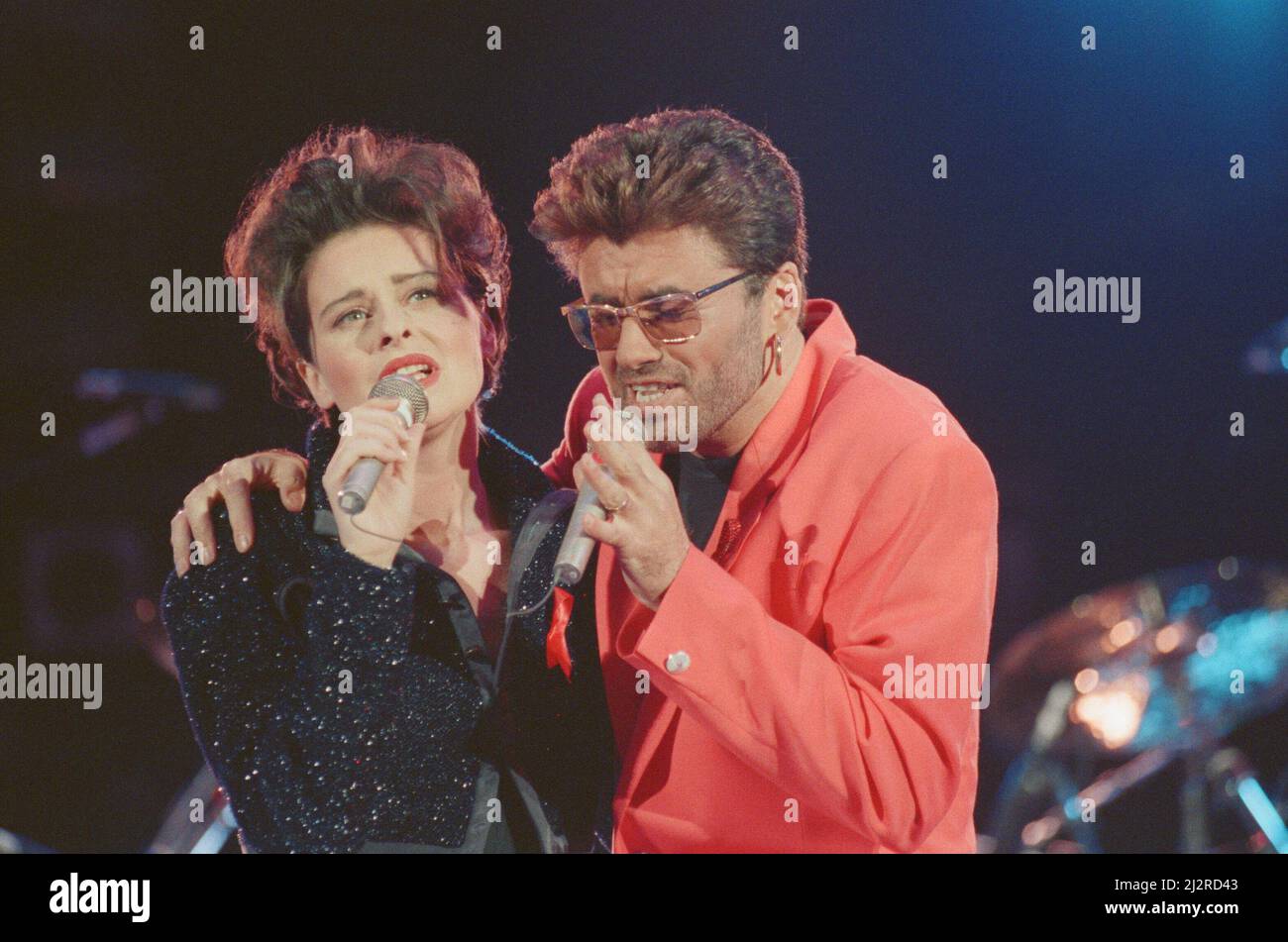 George Michael und Lisa Stansfield spielen The are the Days of Our Lives beim Freddie Mercury Tribute Konzert im Wembley Stadium 1992. Foto aufgenommen am Ostermontag, 20.. April 1992 Stockfoto