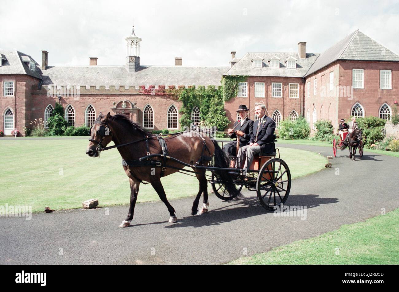 Richter in Pferdekutschen sehen das Dorf Hartlebury, Worcestershire, das das nationale Finale des britischen Wettbewerbs in Bloom erreicht hat. 1.. September 1992. Stockfoto