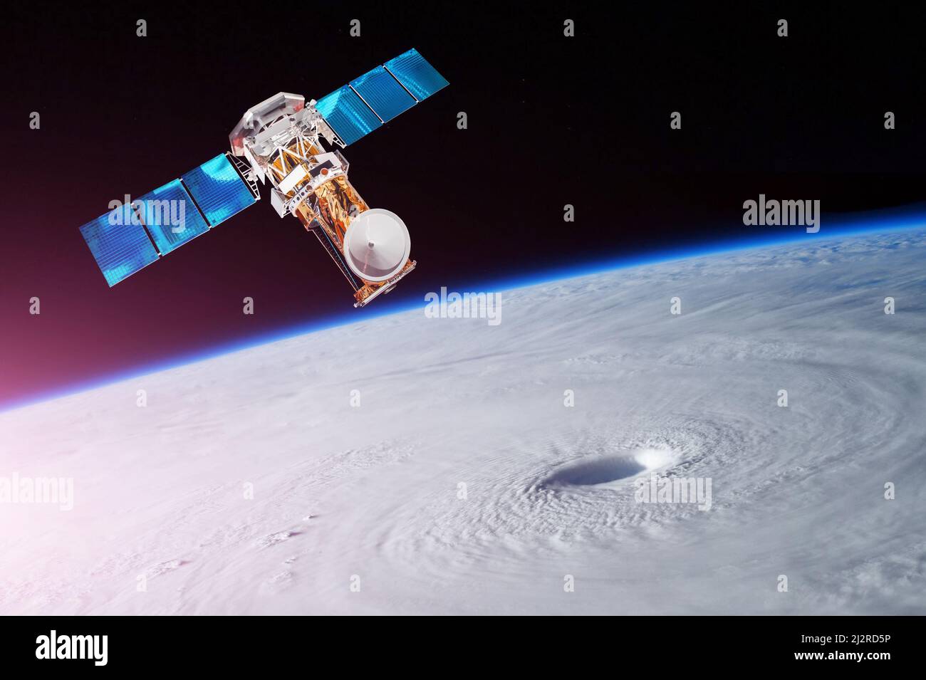 Forschung, Sondierung, Überwachung der Verfolgung in einer tropischen Sturmzone, einem Hurrikan. Der Satellit über der Erde nimmt Messungen des Wetterparameters vor Stockfoto