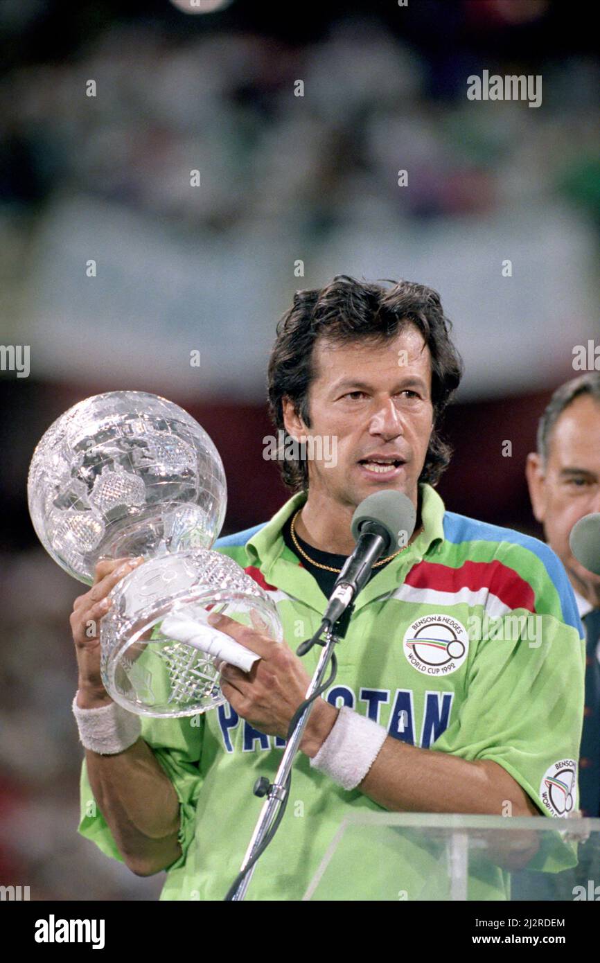 Cricket World Cup 1992 - Australien: Finale: England gegen Pakistan in Melbourne. Pakistan gewann mit 22 Läufen. Pakistan 249-6 (über 50); England 227 (über 49,2). Imran Kahn mit der Trophäe. März 1992 Stockfoto