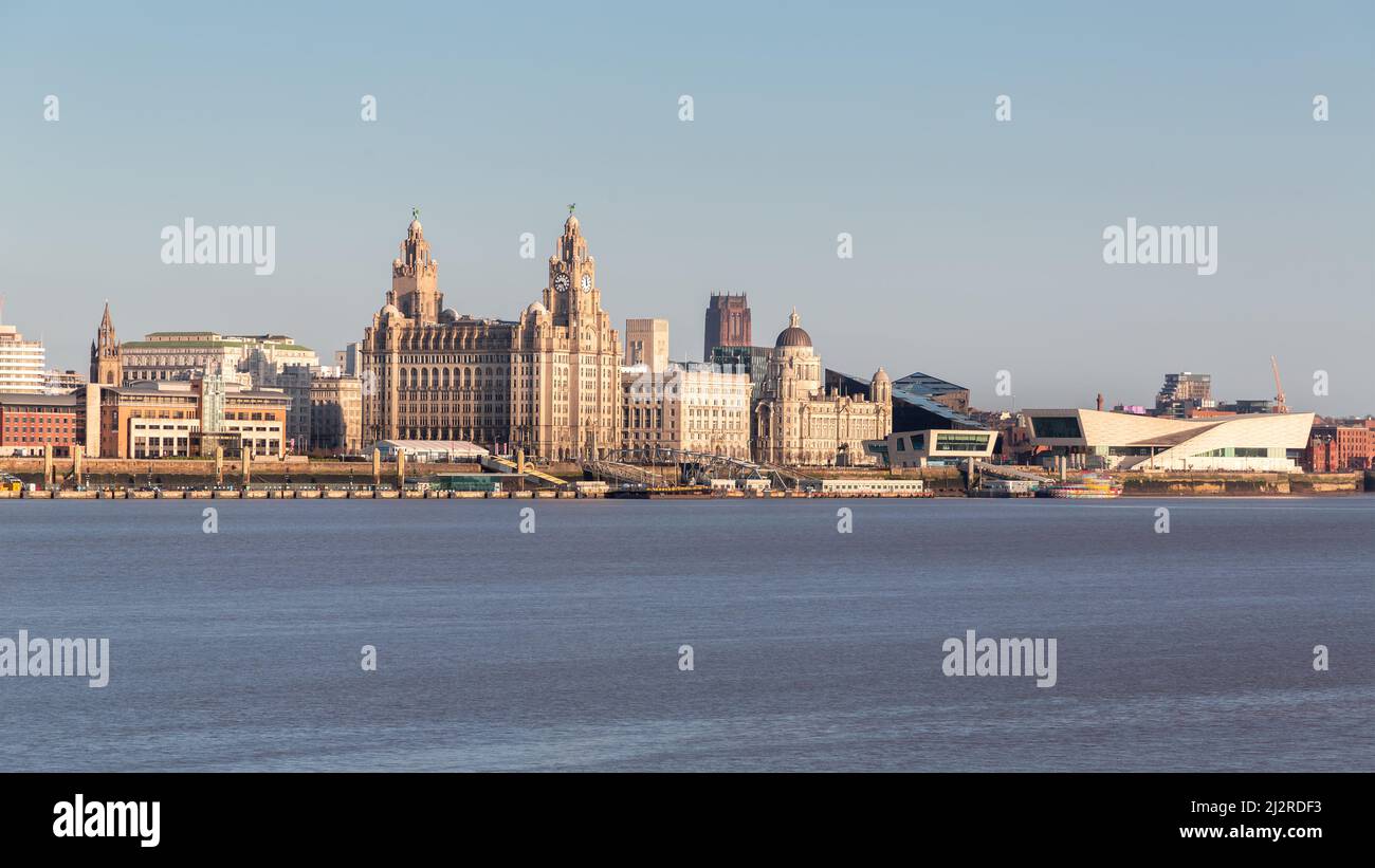 Liverpool, Großbritannien: Gebäude am Wasser mit Blick auf den Fluss Mersey, darunter das Royal Liver Building, die anglikanische Kathedrale und das Museum. Stockfoto