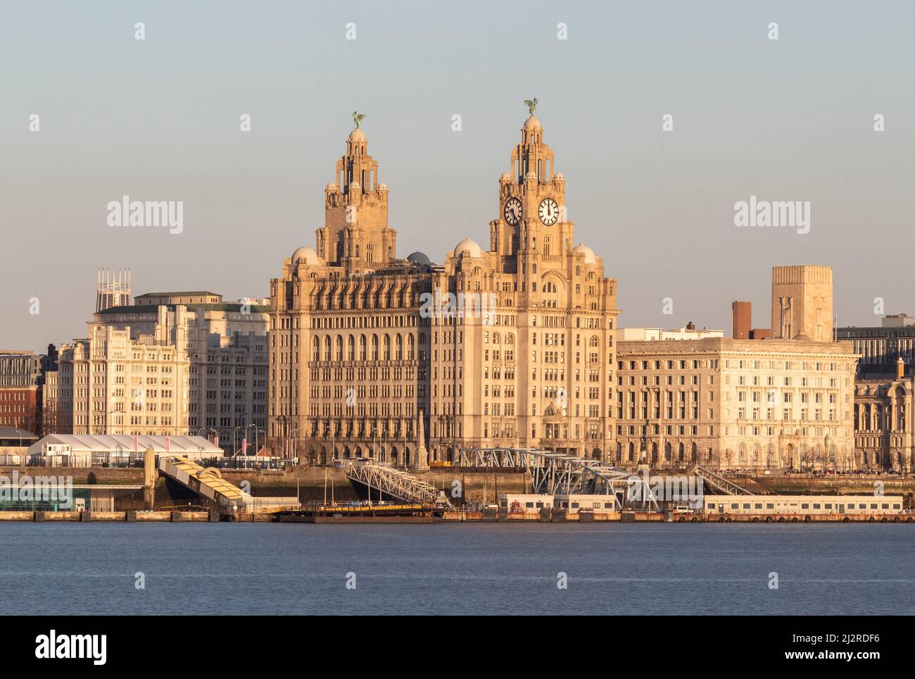 Liverpool, Großbritannien: Royal Liver Building mit Blick auf den Fluss Mersey an der Uferpromenade der Stadt. Stockfoto
