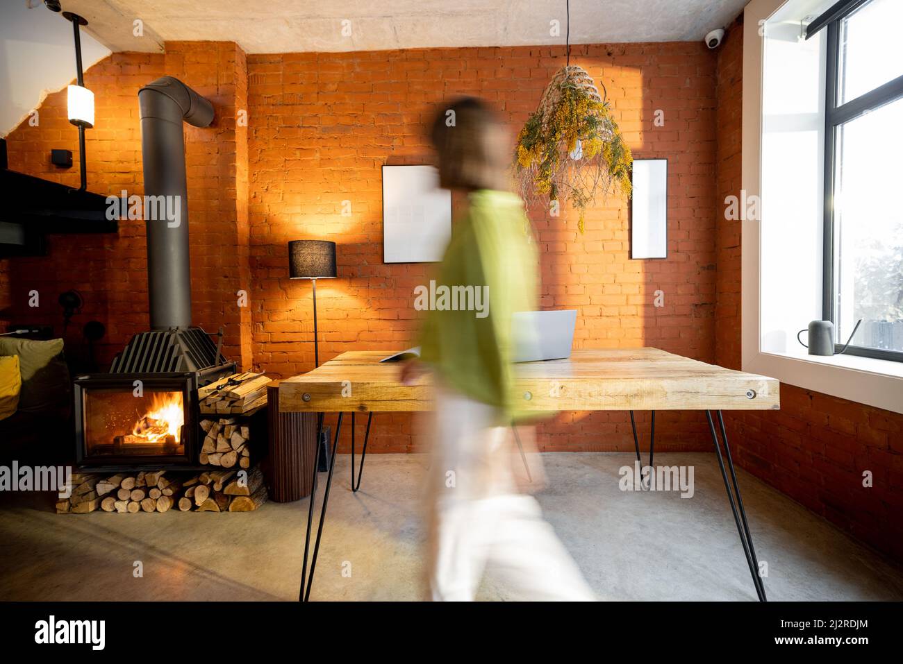Wohnzimmer im Loft-Stil und Bewegung verschwommen Person Stockfoto