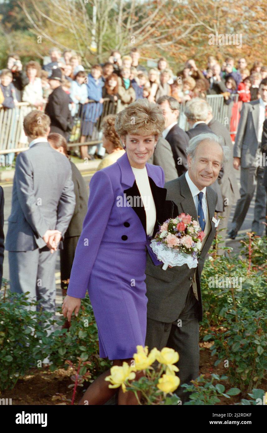 Prinzessin Diana, die Prinzessin von Wales, besucht Tunbridge Wells, Kent, um das neue Einkaufszentrum Royal Victoria Place zu eröffnen. Bild aufgenommen am 21.. Oktober 1992 Stockfoto