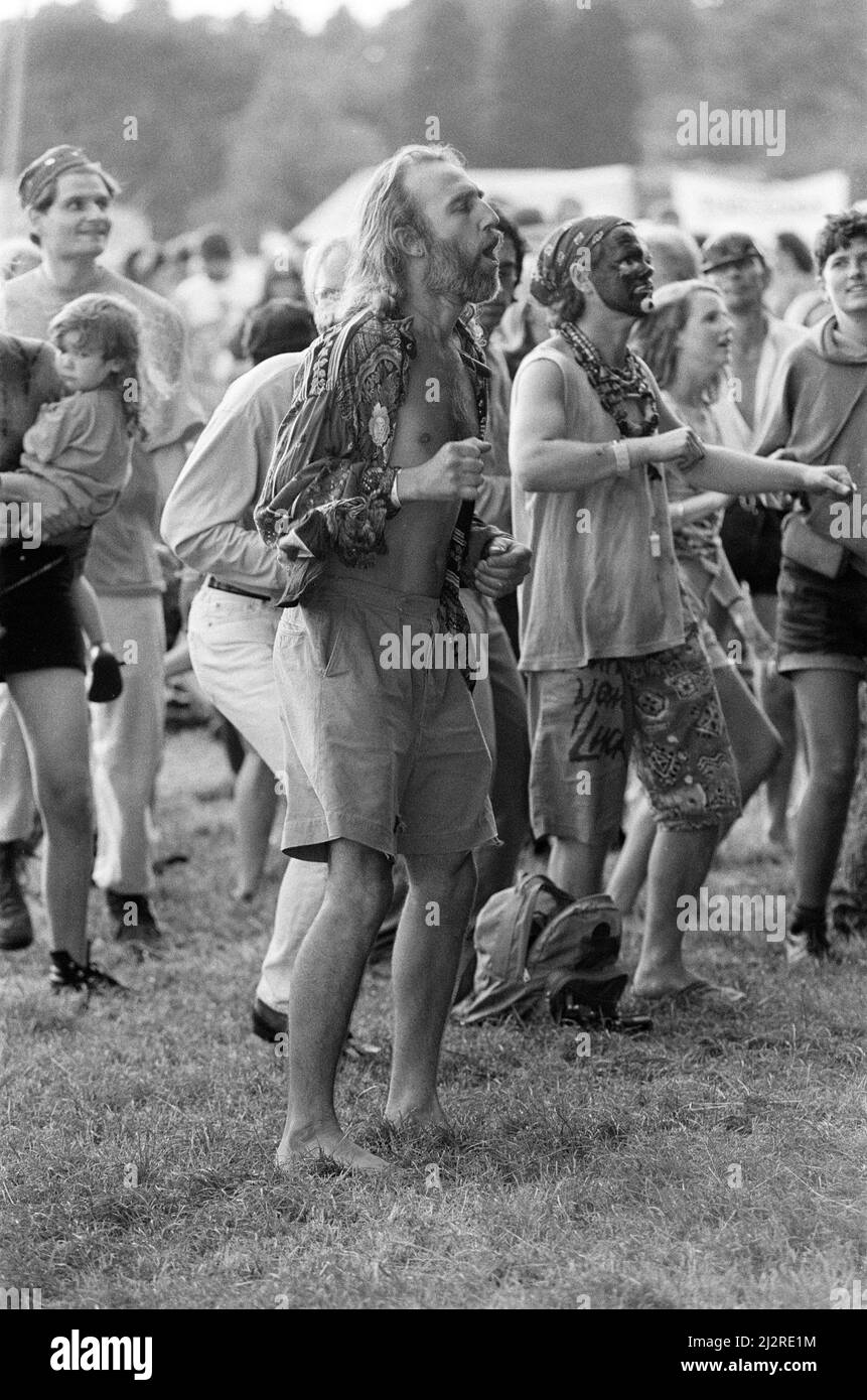 Menschen, die die Musik beim WOMAD Festival in Rivermead in Reading, in der Stadt, am 17.. Juli 1992 genießen. Stockfoto