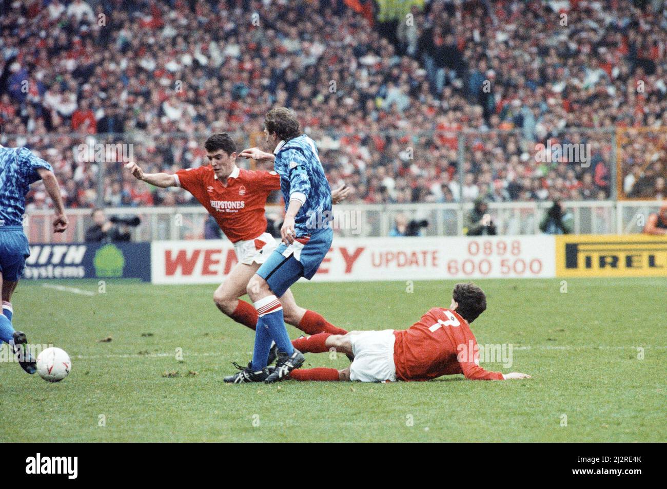 Nottingham Forest gegen Southampton Zenith Data Cup Finale bei Wembley 1992. Nottingham Forest gewann 3-2 nach zusätzlicher Zeit mit zwei Toren von Scot Gemmill und einem von Kingsley Black. Der Zenith Data Systems Cup lief nach der Katastrophe im Heysel-Stadion nur etwa 7 Jahre (1985 - 1992), als alle englischen Clubs aus Europa verbannt wurden.(Bild) Roy Keane von Nottingham Forest versucht, zwei Spieler zu schlagen. 29.. März 1992 Stockfoto