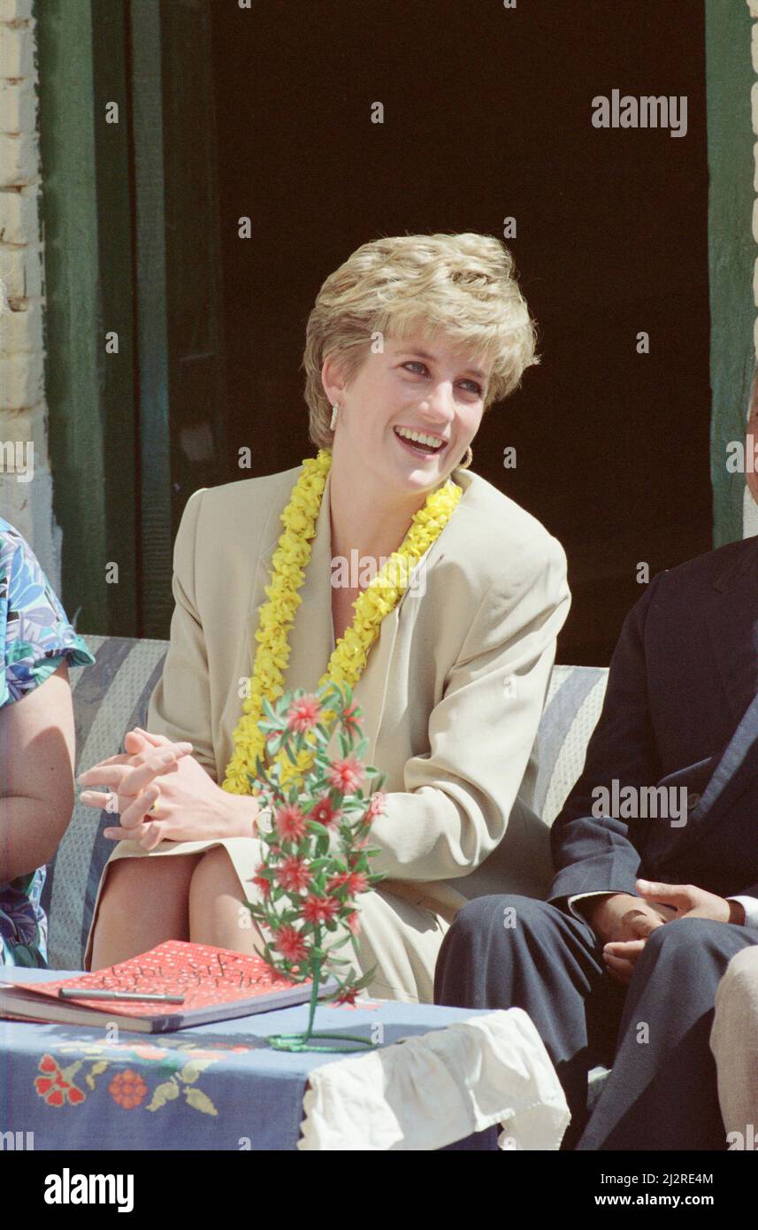 S.H. Prinzessin Diana, Prinzessin von Wales, in Nepal. Die Prinzessin besuchte Nepal zwischen dem 2.. Und 6.. März 1993 Nepal, offiziell die Demokratische Bundesrepublik Nepal, ist ein Binnenland des zentralen Himalaya-Landes in Südasien. Es hat eine Bevölkerung von 26,4 Millionen und ist das 93. größte Land nach Gebiet. Foto zeigt Prinzessin Diana bei einem Besuch bei einem Rotkreuzprojekt in Panauti, Nepal, Foto aufgenommen am 5.. März 1993This Reise ist der erste offizielle Einzelbesuch im Ausland seit der Trennung von Prinz Charles. Stockfoto