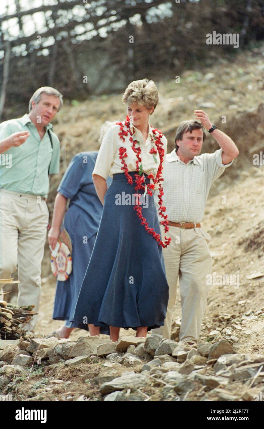 S.H. Prinzessin Diana, Prinzessin von Wales, in Nepal. Die Prinzessin besuchte Nepal zwischen dem 2.. Und 6.. März 1993 Nepal, offiziell die Demokratische Bundesrepublik Nepal, ist ein Binnenland des zentralen Himalaya-Landes in Südasien. Es hat eine Bevölkerung von 26,4 Millionen und ist das 93. größte Land nach Gebiet. Das Bild zeigt Prinzessin Diana, die die entlegeneren Dörfer in den Hügeln Nepals besucht, wo das Rote Kreuz ihre Arbeit fortsetzt, um den Menschen vor Ort zu helfen. Foto aufgenommen am 3.. März 1993This Reise ist der erste offizielle Solo-Besuch im Ausland seit der Trennung von Prinz Charles. Stockfoto