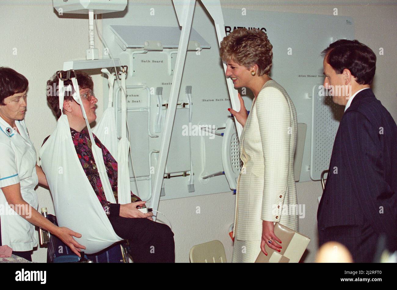 Ihre Königliche Hoheit, Prinzessin Diana, besucht das Papworth Hospital, Cambridge, Cambridgeshire. Das Papworth Hospital ist ein Herz- und Lungenkrankenhaus in Cambridgeshire, England. Es war die Heimat der ersten erfolgreichen Herztransplantation in Großbritannien und eine der weltweit ersten Herzschlagertransplantationen.Foto vom 17.. Juni 1993 Stockfoto