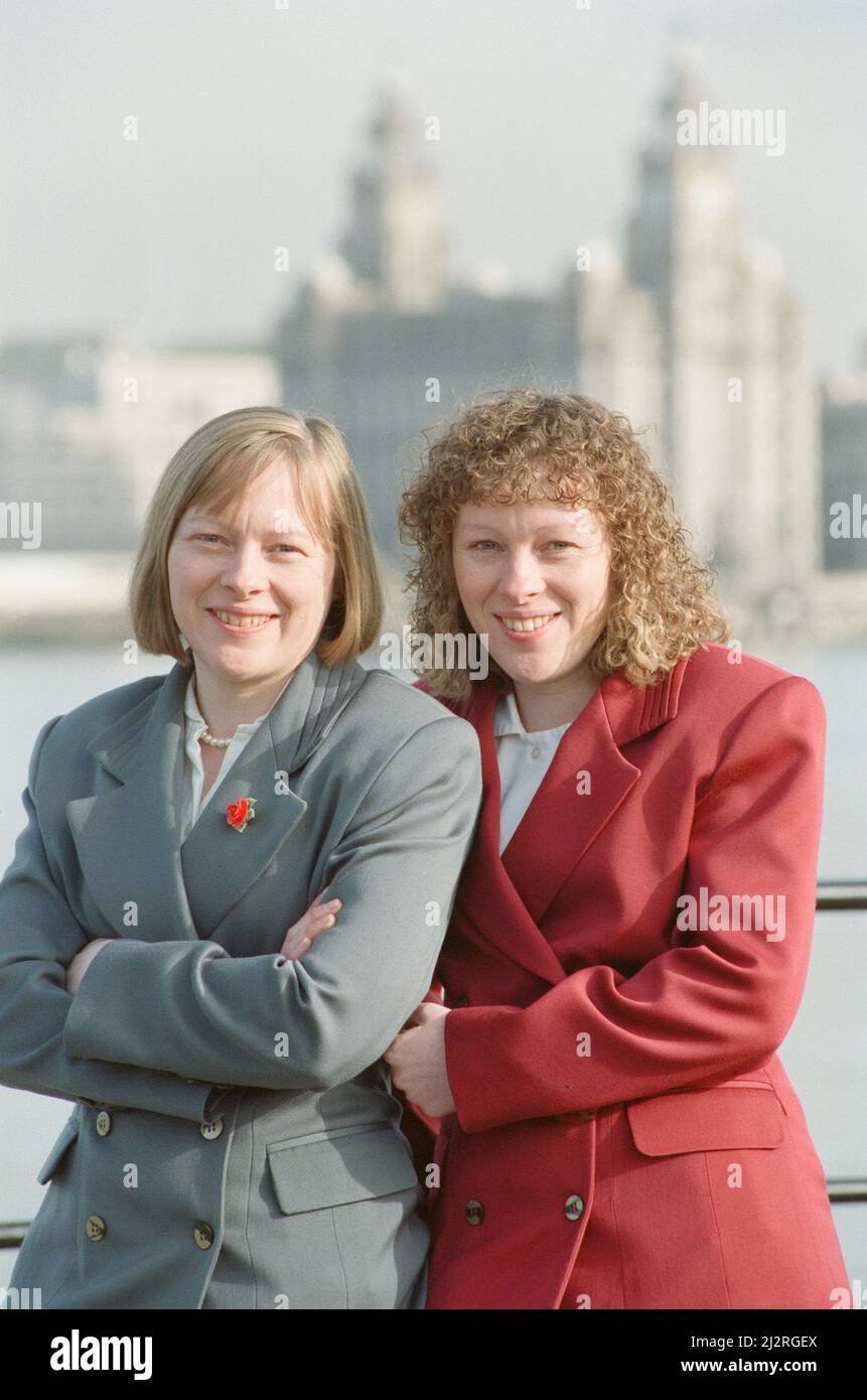 Angela Eagle (links) und ihre Zwillingsschwester Maria, aufgenommen in Liverpool, Februar 1992. Angela Eagle kämpft gegen Jeremy Corbyn um den Vorsitzenden der Labour-Partei 2016. Daily Mirror caption 26/2/1992, pre photos being taken reads¿. Angle und Maria wurden ausgewählt, um zwei Merseyside-Sitze für Labour zu bekämpfen. Angela wurde gestern Abend für Wallasey ausgewählt, das von Lynda Chalker mit einer knappen Mehrheit von 279 gehalten wird. Schwester Maria ist im Ort von Crosby. Bild aufgenommen am 27.. Februar 1992 Stockfoto