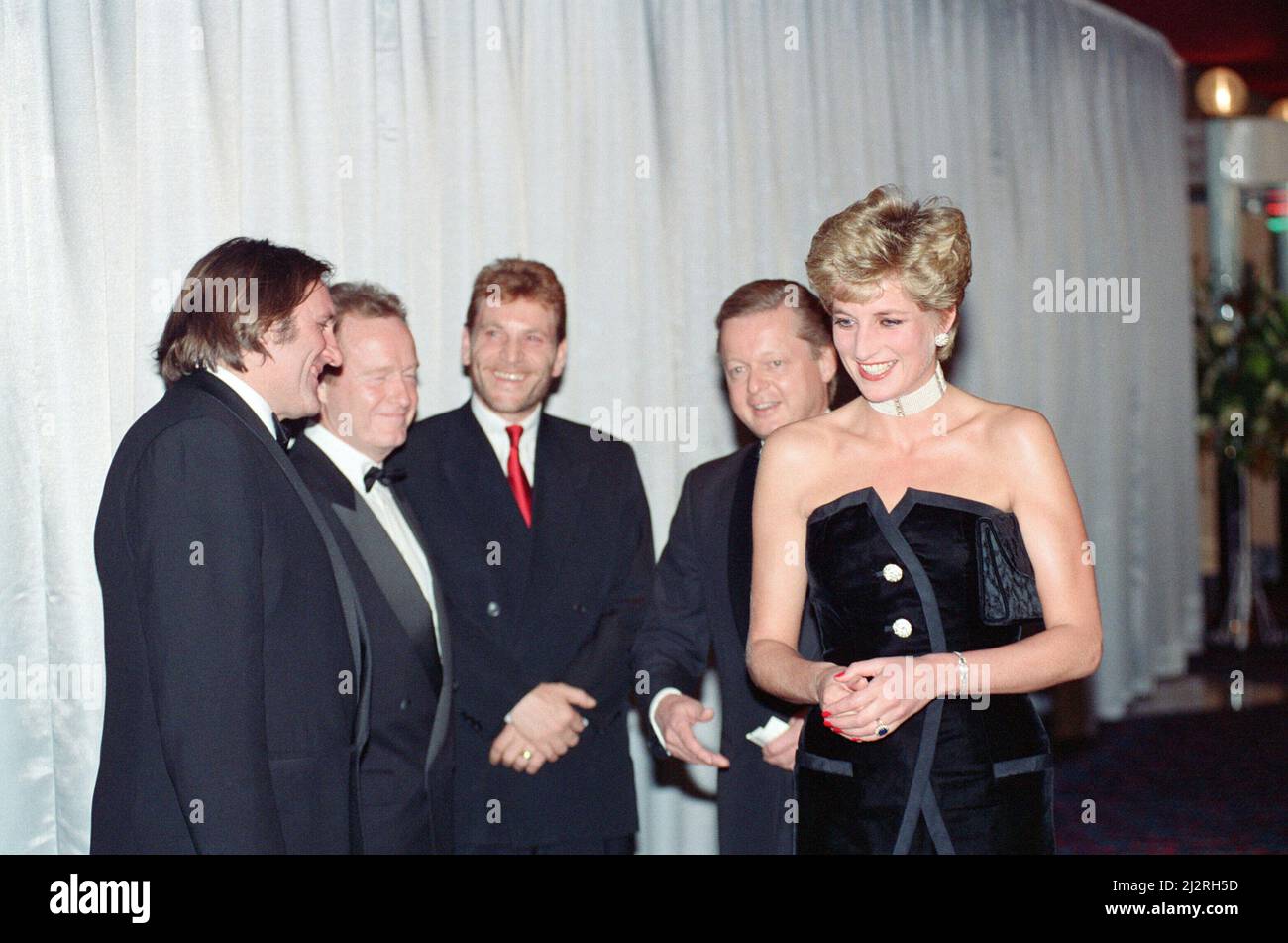 Prinzessin Diana, HRH die Prinzessin von Wales, nimmt an der Royal Gala Premiere von '1492 - Conquest of Paradise' am Empire Leicester Square, London Teil.Bild zeigt die Prinzessin, die mit dem Star des Films lacht, französischer Schauspieler Gerard Depardieu (links) Bild aufgenommen am 19.. Oktober 1992 Stockfoto