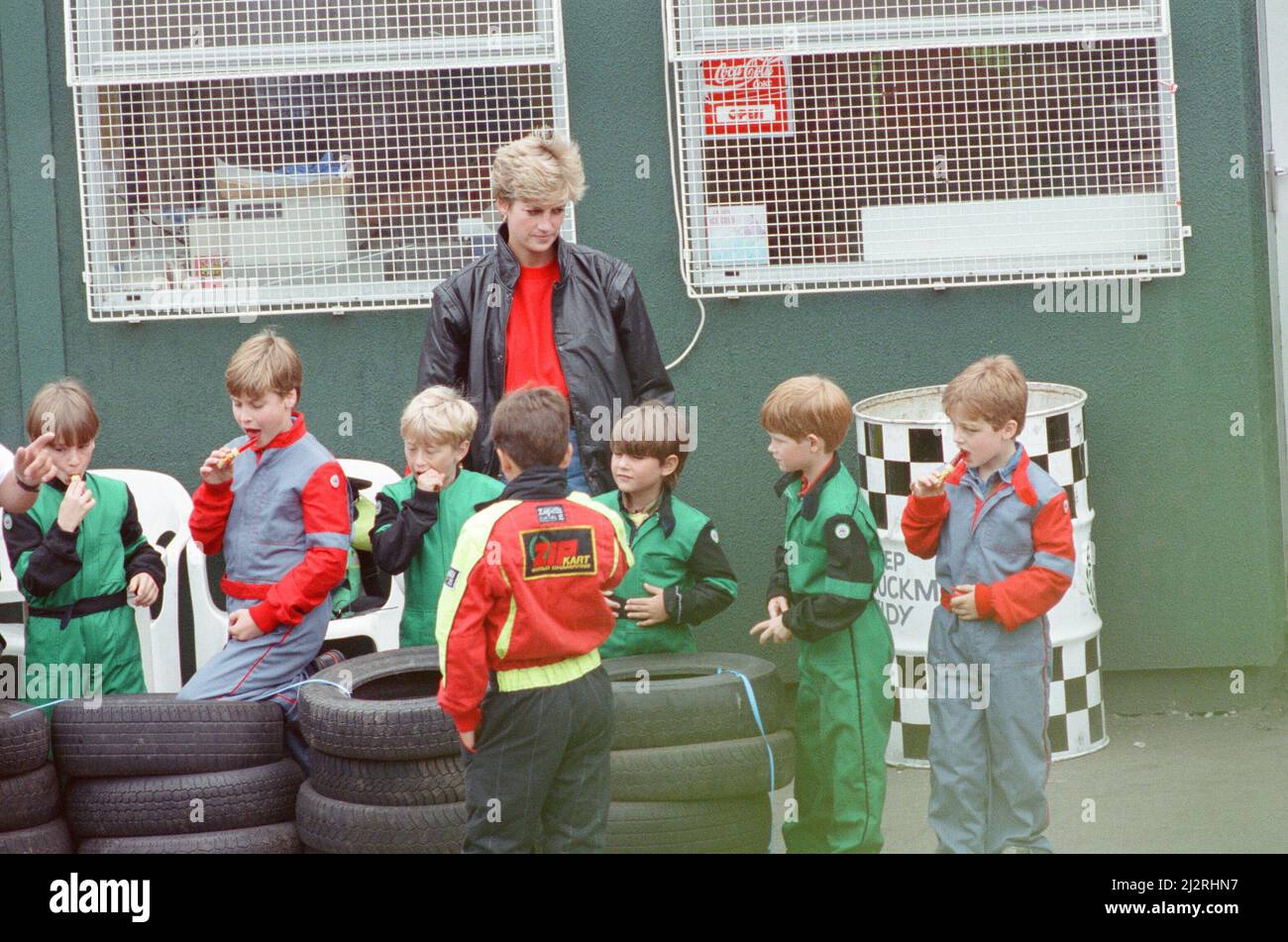 Prinzessin Diana, die Prinzessin von Wales, nimmt ihre Söhne Prinz William und Prinz Harry und einige ihrer Freunde mit, um auf der Rennstrecke Buckmore Park in der Nähe von Chatham, Kent, England, Go-Kart zu fahren. Prinz Charles eröffnete an diesem Tag ein Kindermuseum, Eureka! In Halifax, Yorkshire Aufnahme vom 9.. Juli 1992 Stockfoto