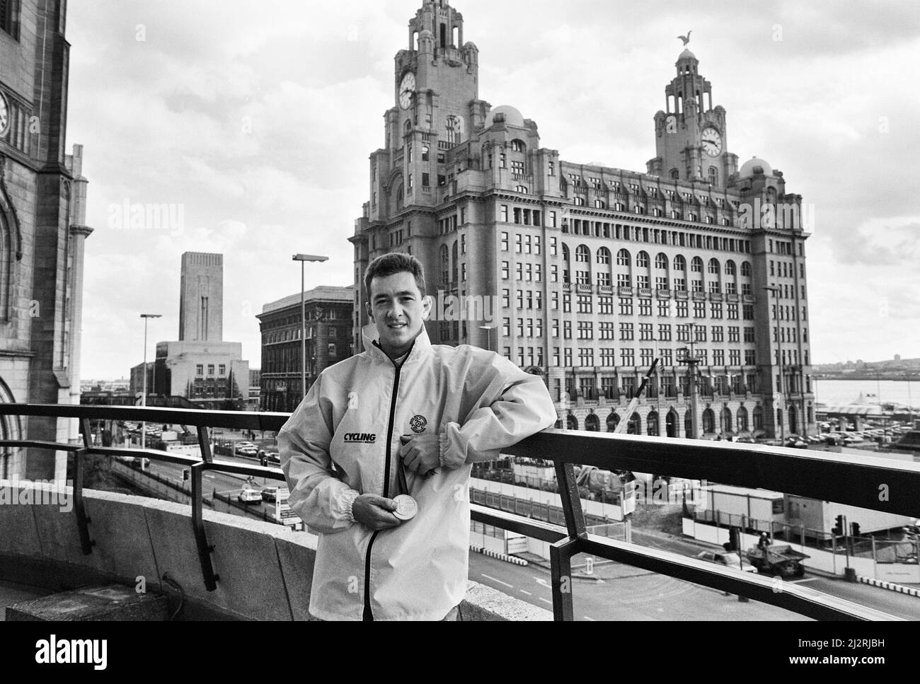 Der britische Radfahrer Chris Boardman posiert vor dem Royal Liver Building in Liverpool nach seiner Rückkehr von den Olympischen Spielen 1992 in Barcelona, wo er eine Goldmedaille für Großbritannien gewann..11.. August 1992. Stockfoto