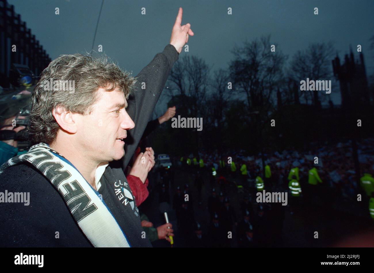 Newcastle United feiert, als sie die League Division 1 gewinnen. Manager Kevin Keegan und Spieler im offenen Bus mit der Trophäe, Fans entlang der Route gesäumt. Mai 1993. Stockfoto