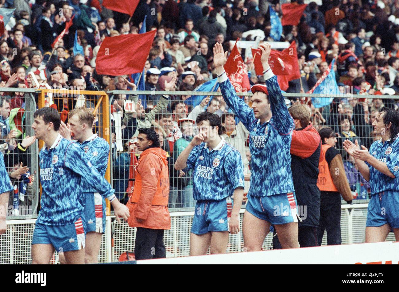 Nottingham Forest gegen Southampton Zenith Data Cup Finale bei Wembley 1992. Nottingham Forest gewann 3-2 nach zusätzlicher Zeit mit zwei Toren von Scot Gemmill und einem von Kingsley Black. Der Zenith Data Systems Cup lief nach der Katastrophe im Heysel-Stadion nur etwa 7 Jahre (1985 - 1992), als alle englischen Clubs aus Europa verbannt wurden.(Bild) die Spieler aus Southampton machten am Ende des Spiels eine Ehrenrunde. 29.. März 1992 Stockfoto