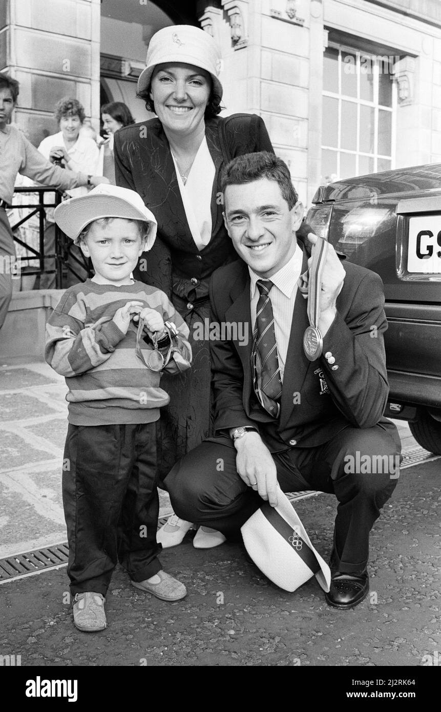 Der britische Radfahrer Chris Boardman mit seiner Frau Sally-Anne und ihrem Sohn Edward vor dem Rathaus von Wallasey nach seiner Rückkehr von den Olympischen Spielen 1992 in Barcelona, wo er eine Goldmedaille für Großbritannien gewann.5.. August 1992. Stockfoto