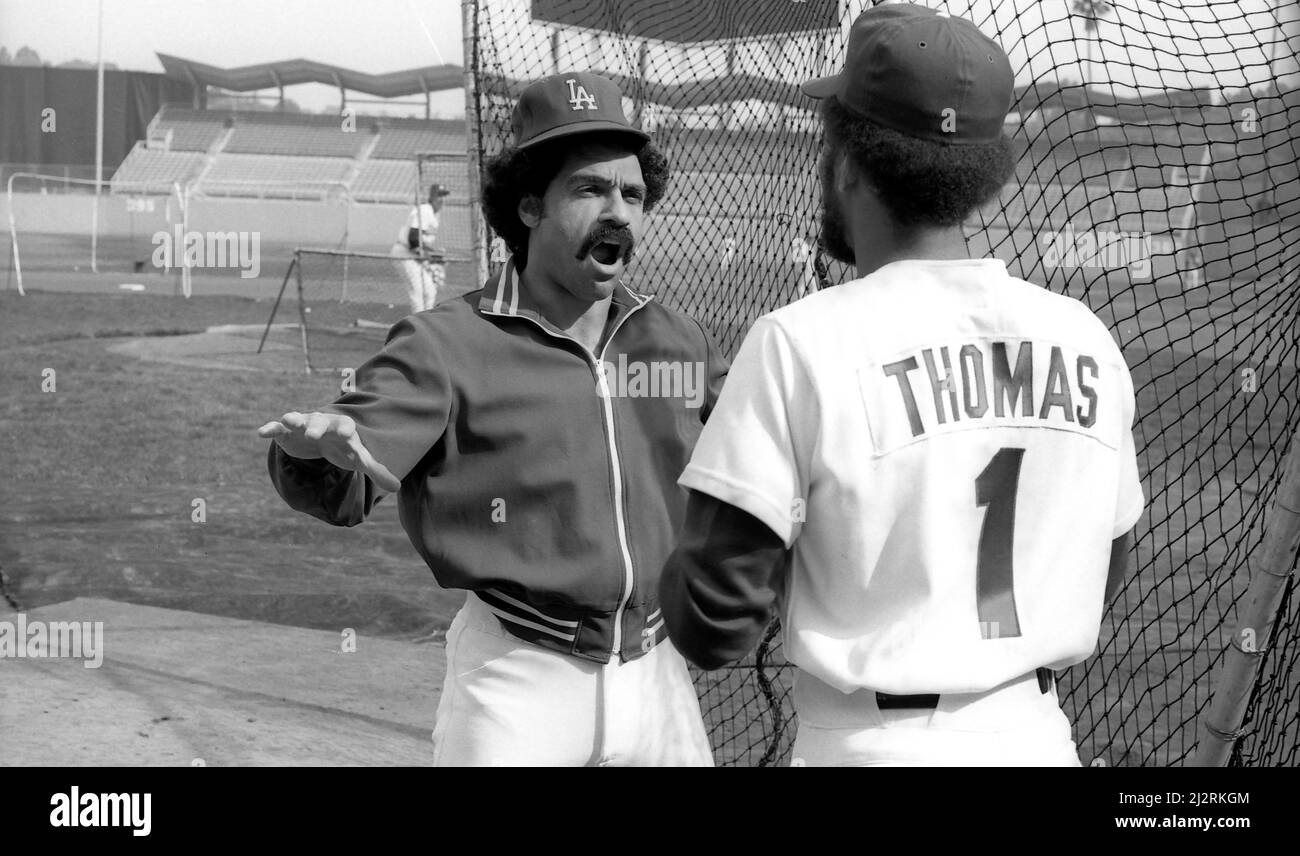 Davey Lopes im Gespräch mit Derrel Thomas in der Nähe des Schlagkäfigs im Dodger Stadium in Los Angeles, CA Stockfoto