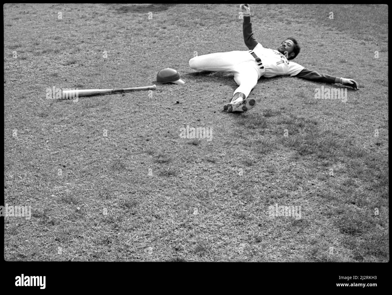 Los Angeles Dodger Spieler Derrel Thomas Stretching vor einem Spiel im Dodger Stadium. Stockfoto