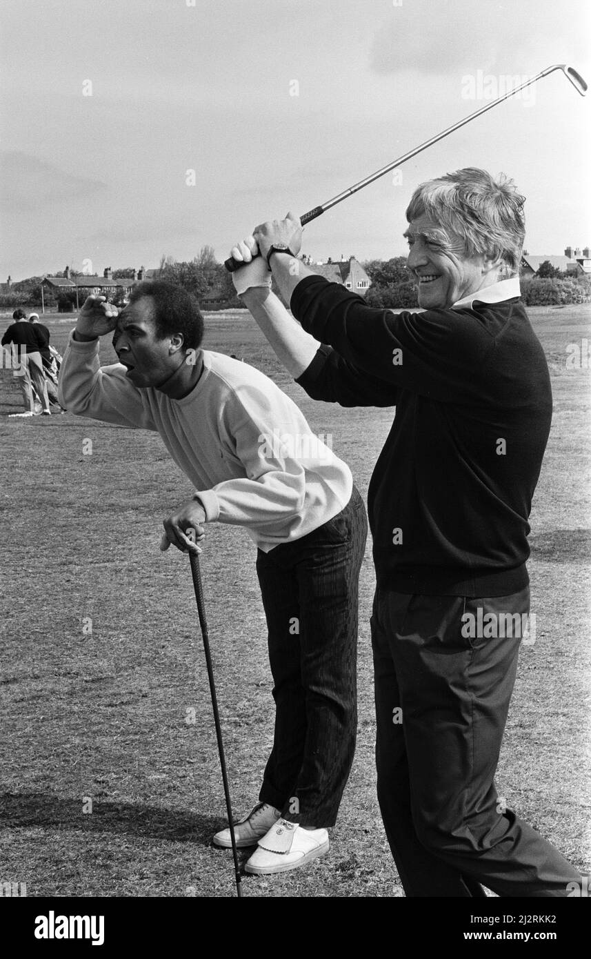 Michael Parkinson auf dem Fairway im Royal Liverpool Golf Club, Wirral, für das Promi-Turnier zugunsten des Alder Hey Children's Hospital. 13. Mai 1992. Stockfoto