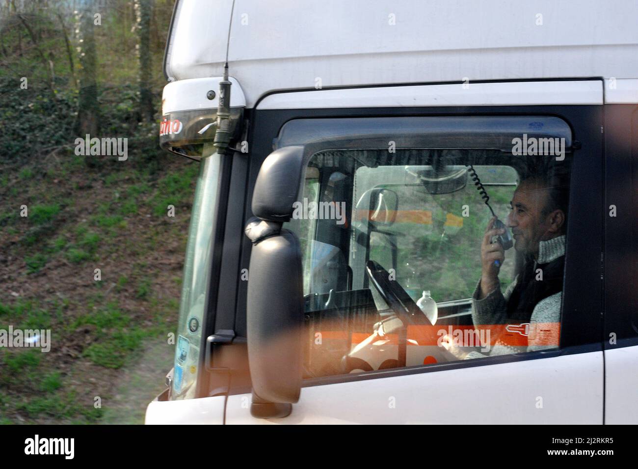 Italien, 28/11/2011: LKW-Fahrer auf der Autobahn. © Andrea Sabbadini Stockfoto
