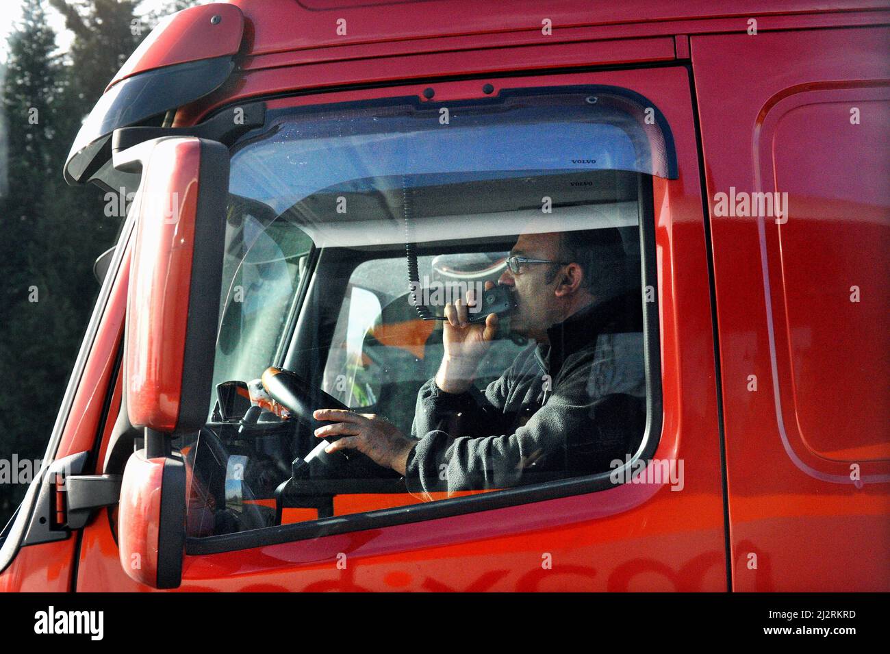 Italien, 28/11/2011: LKW-Fahrer auf der Autobahn. © Andrea Sabbadini Stockfoto