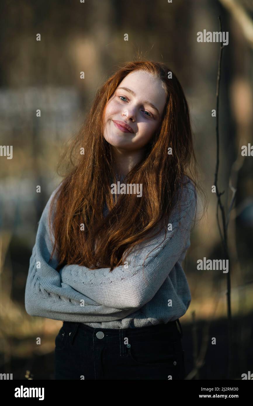 Porträt eines goldhaarigen Teenagers im Park. Stockfoto