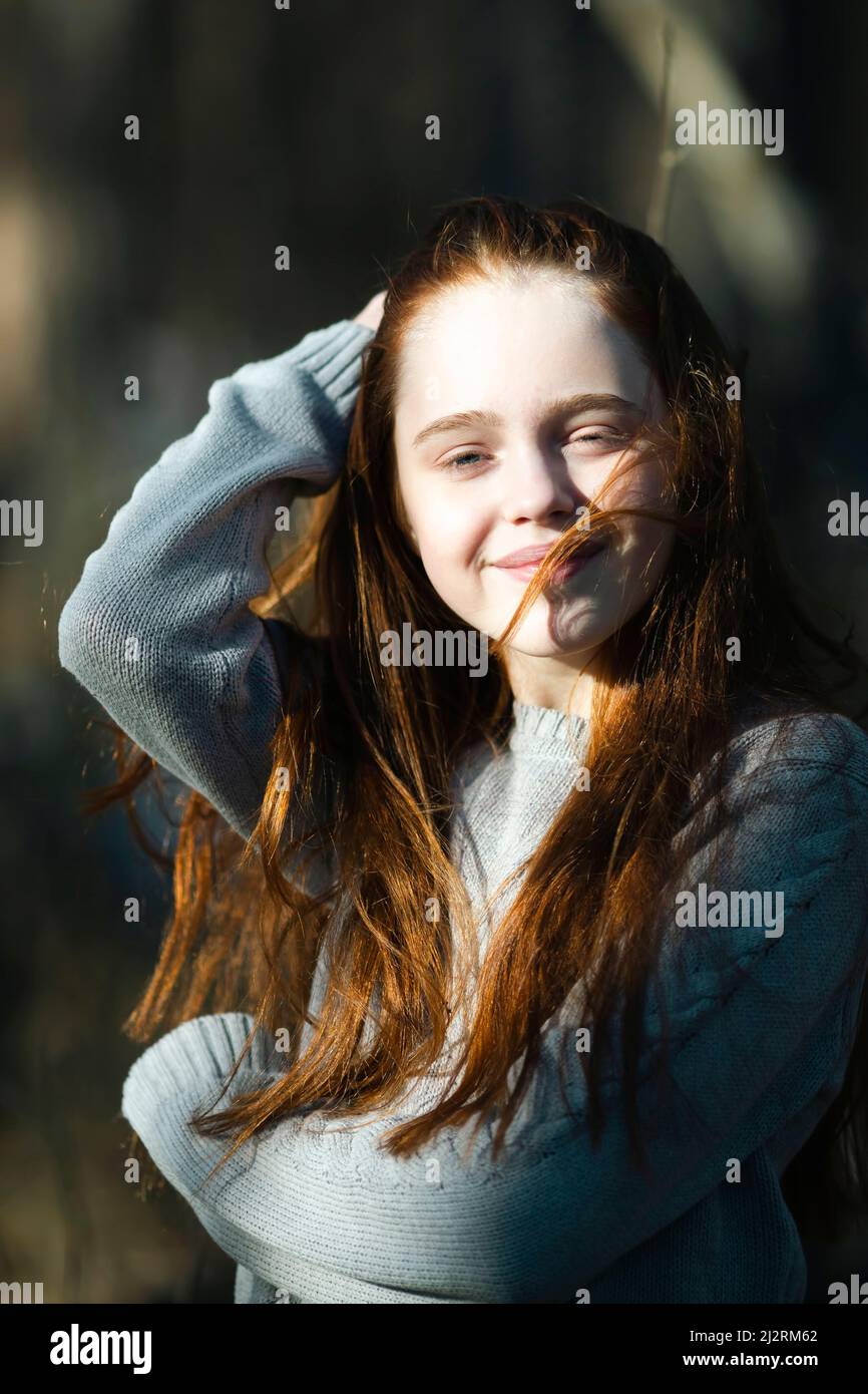 Porträt eines goldhaarigen Teenagers im Freien. Stockfoto