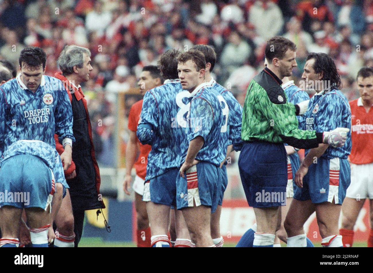 Nottingham Forest gegen Southampton Zenith Data Cup Finale bei Wembley 1992. Nottingham Forest gewann 3-2 nach zusätzlicher Zeit mit zwei Toren von Scot Gemmill und einem von Kingsley Black. Der Zenith Data Systems Cup lief nach der Katastrophe im Heysel-Stadion nur etwa 7 Jahre (1985 - 1992), als alle englischen Clubs aus Europa verbannt wurden.(Bild) Extra Time mit den Ergebnissen von 2-2 Alan Shearer (Mitte). 29.. März 1992 Stockfoto