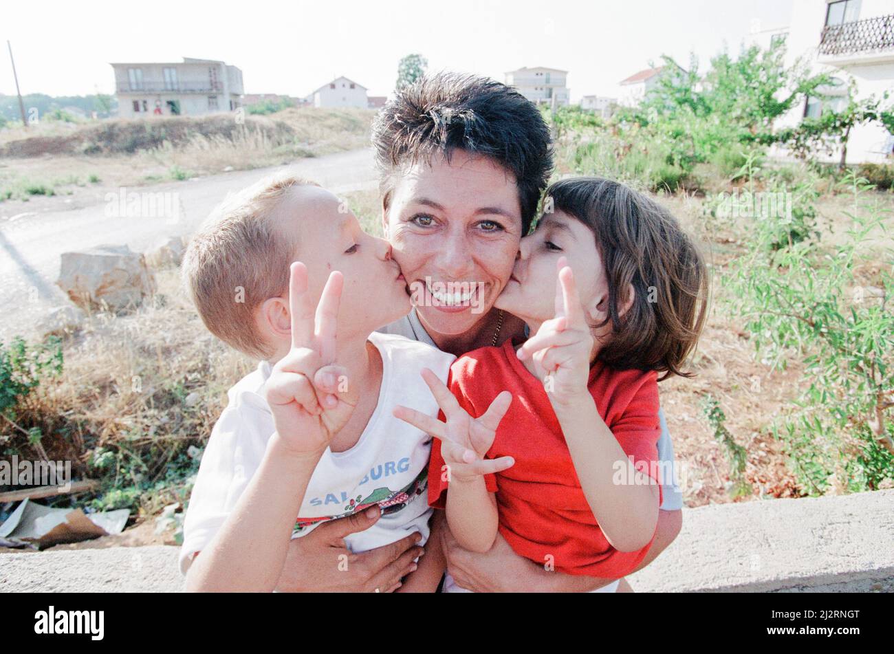 Sally Becker, britische Hilfarbeiterin im Bild vom 1993. August. Kehrt in zwei Wochen zum zweiten Mal in das Kriegskrankenhaus von Mostar zurück. Die 33-jährige Künstlerin aus Hove in Sussex verließ Bosnien eine Heldin, die als Engel von Mostar bezeichnet wurde, weil sie allein verwundete Kinder gerettet hatte, die in der von der Schlacht zerrissenen Stadt gefangen waren. Sally wich dem ständigen Scharfschützenfeuer aus, um ihren misshandelten Londoner Krankenwagen in das Herz des Kriegsgebiets zu treiben. Ihre ein-Frauen-Barmherzigkeit-Missionen haben die Vereinten Nationen verärgert. Stockfoto