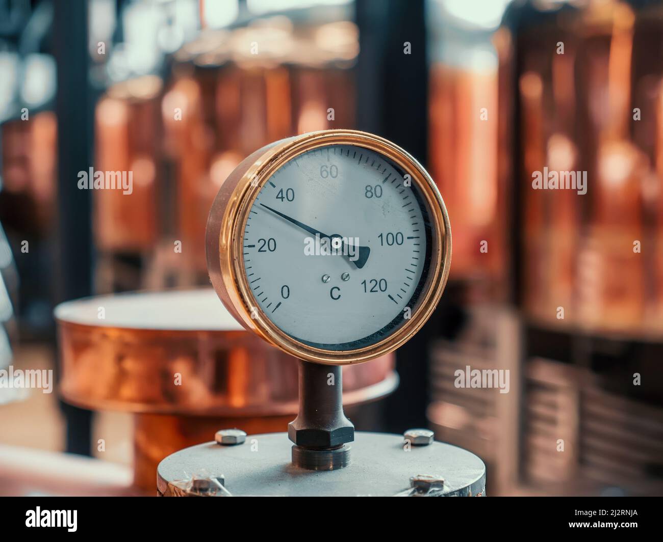 Manometer im Hintergrund der Kupferbrauereitanks aus der Nähe. Stockfoto Manometer im Hintergrund der Kupferbrauereitanks aus der Nähe. Stockfoto