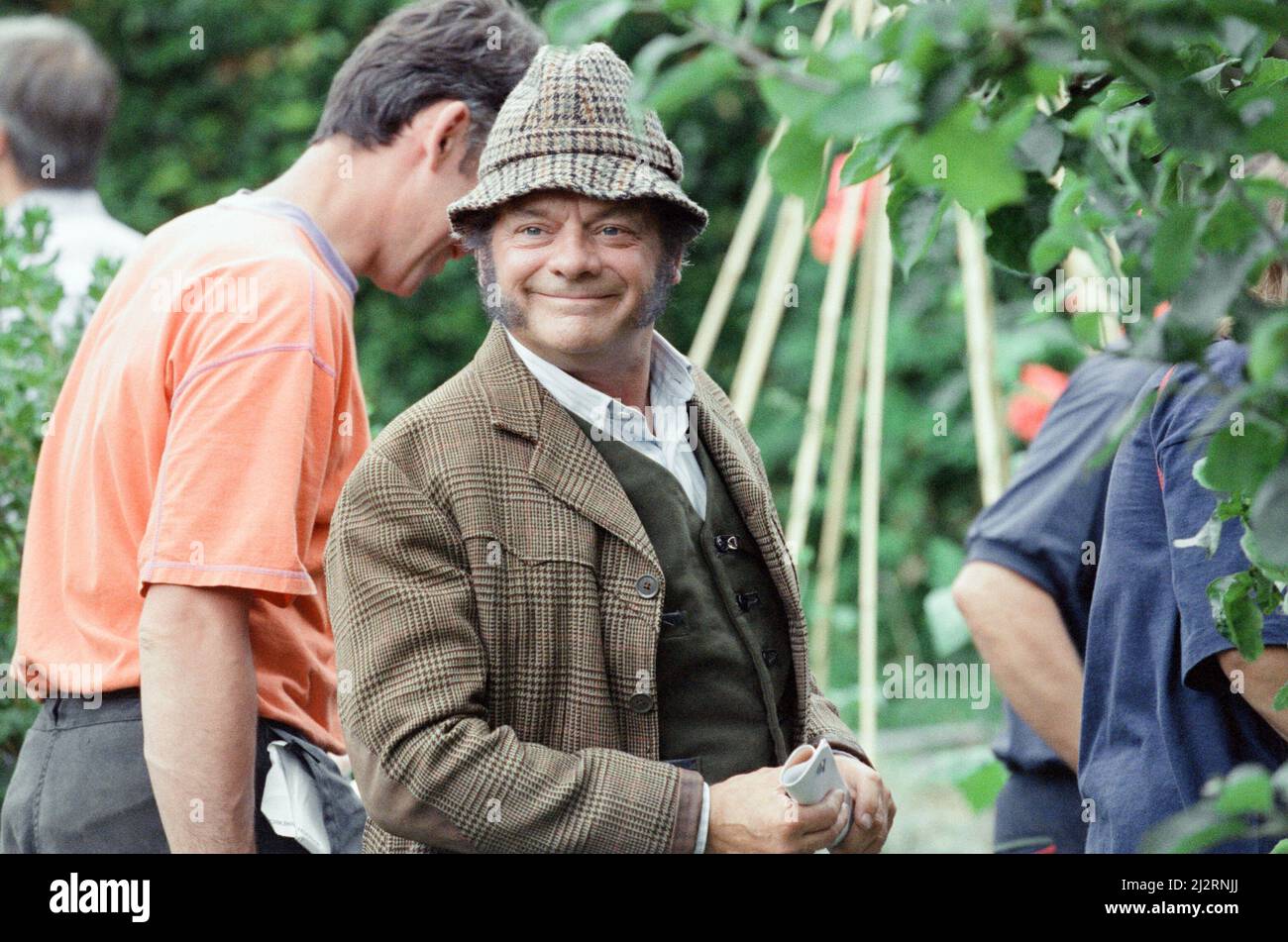 Der Schauspieler David Jason, der während der Dreharbeiten zu „The Darling Buds of May“ fotografiert wurde. Juli 1992. Stockfoto