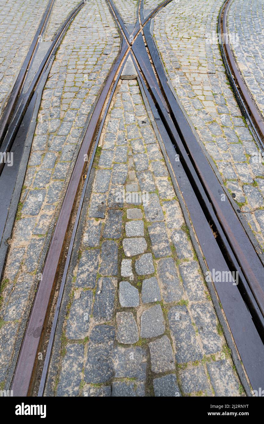 Porto, Portugal. März 2022. Die Straßenbahnschienen auf dem Bürgersteig der Stadt Stockfoto