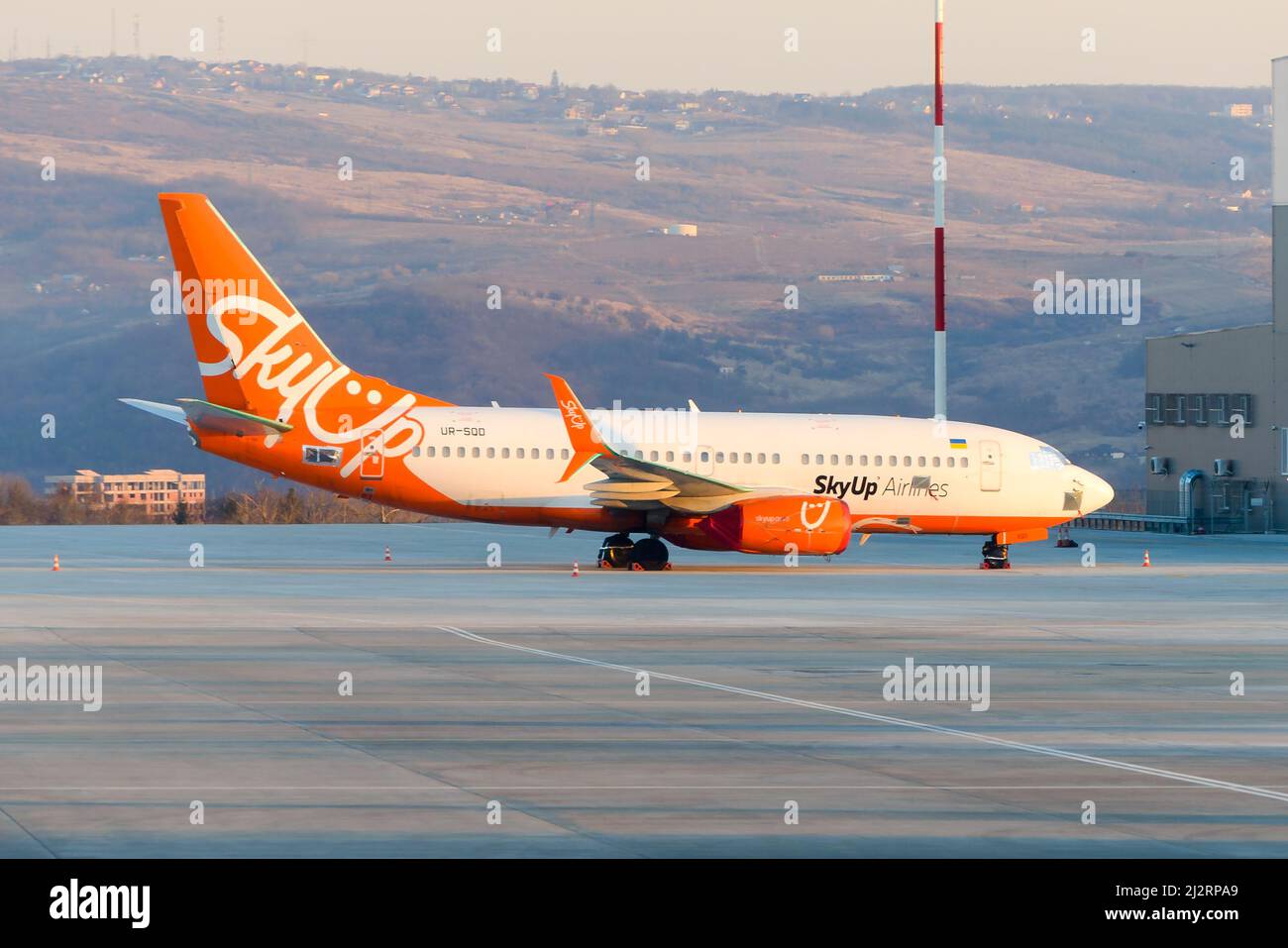 Das Flugzeug Skyup Airlines Boeing 737 wurde am Flughafen Iasi, Rumänien, gelagert. SkyUp Airlines Flugzeuge geparkt. Fluggesellschaft aus der Ukraine. Stockfoto